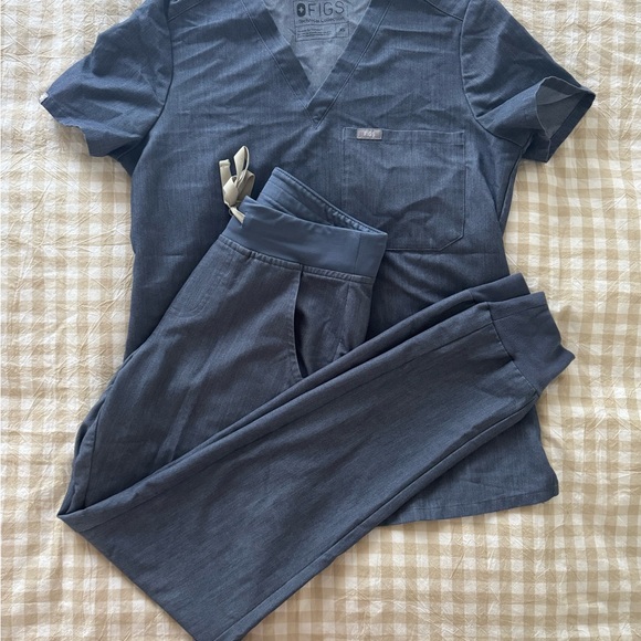 FIGS Scrub Set - Picture 2 of 6